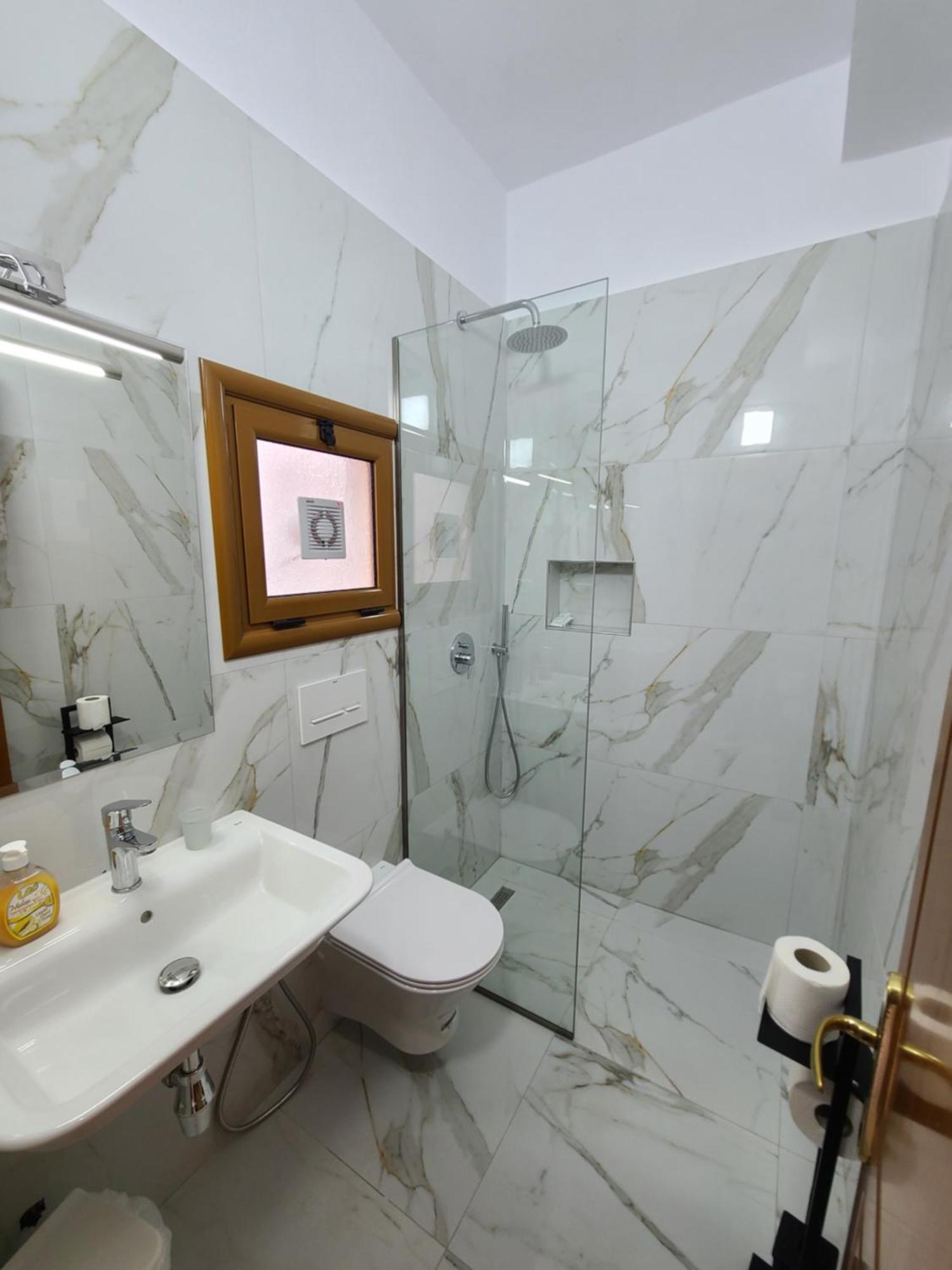 Hotel Martini Vlore Phòng bức ảnh