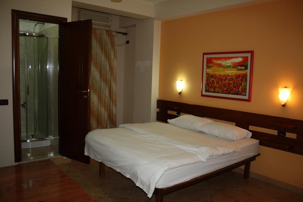 Hotel Martini Vlore Phòng bức ảnh